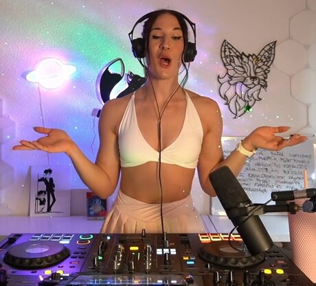 JuleTheFox porn model pic