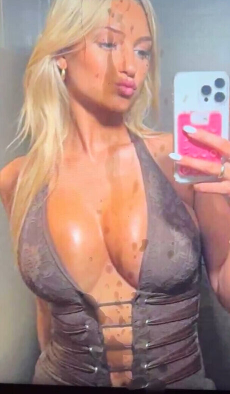 busty onlyfans pretty pics