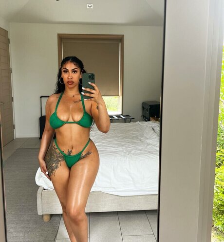 Queen Naija model beautiful img