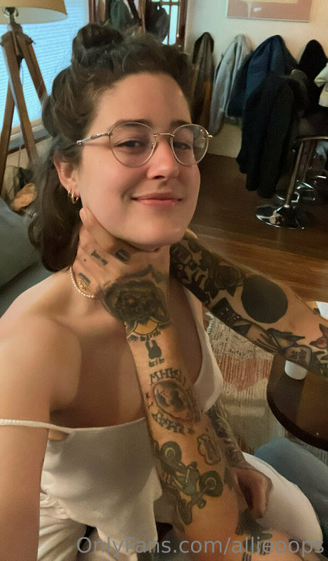 allieoops nice actress photo