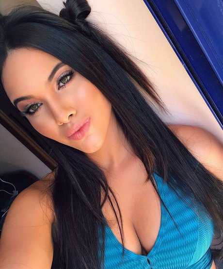 busty onlyfans xxx pictures