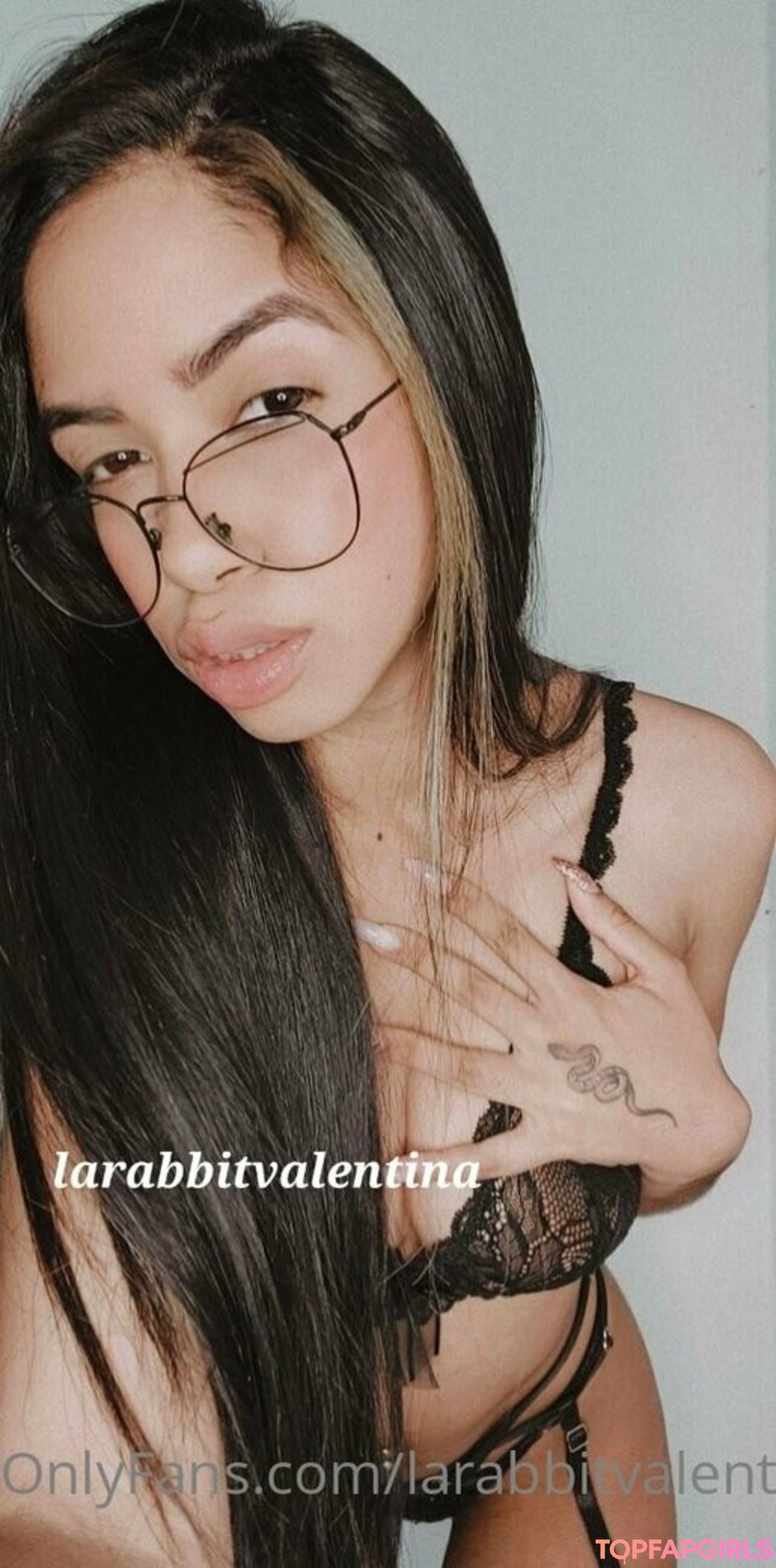 larabbitvalentinaof model naked picture