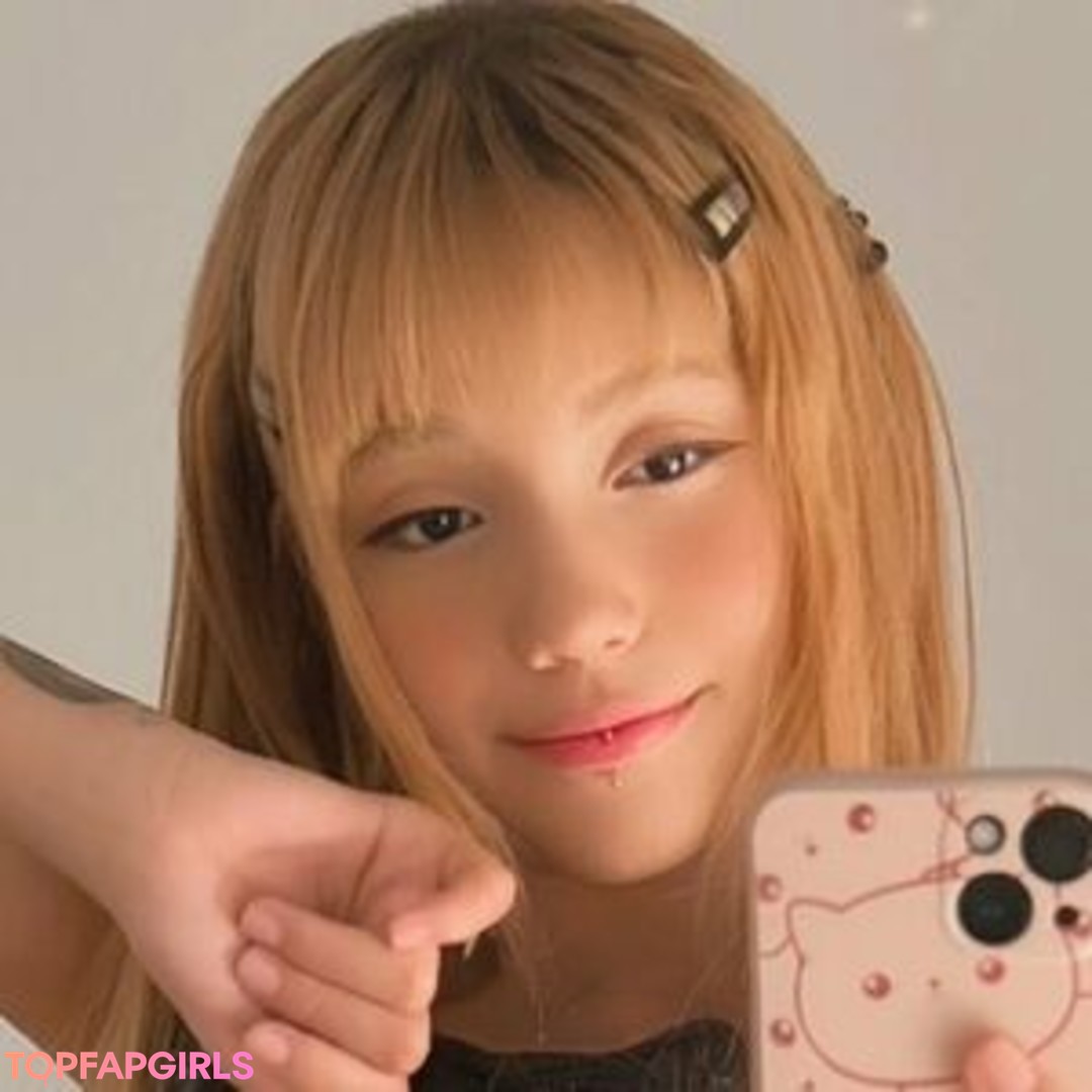 LoveLari pornographic actress picture