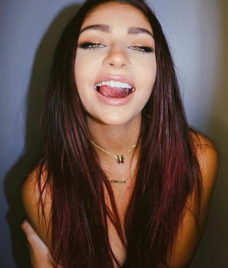 Andrea Russett profile image