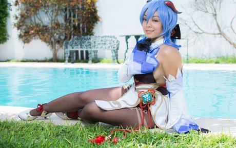 Hitomi Locks model xxx pictures