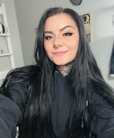 yourfavlittledemon model naked picture