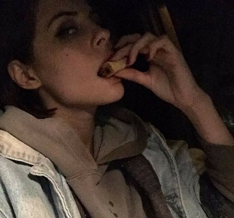 Willa Holland porn model pics