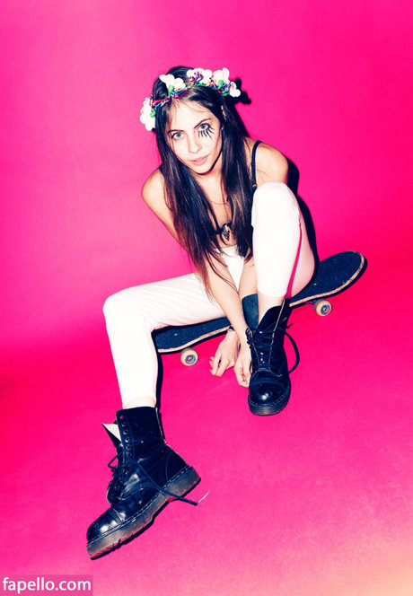 Willa Holland model sex archive