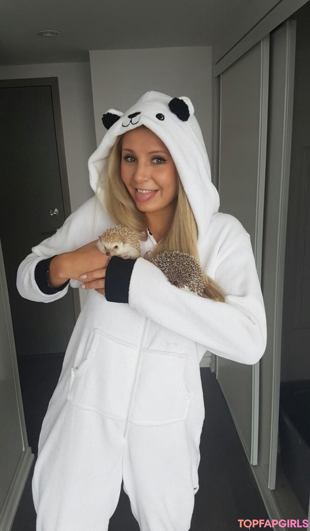 Lauren Southern model pretty pictures