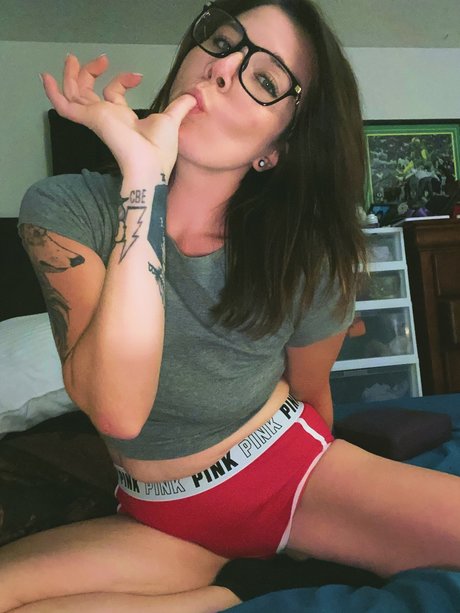 Little Paws model nude picture