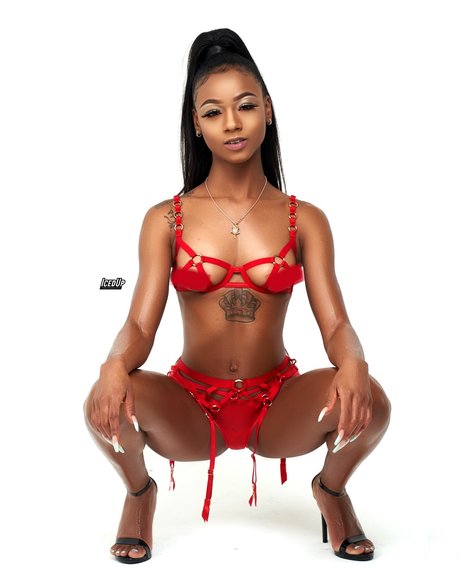 ari R beautiful model pics