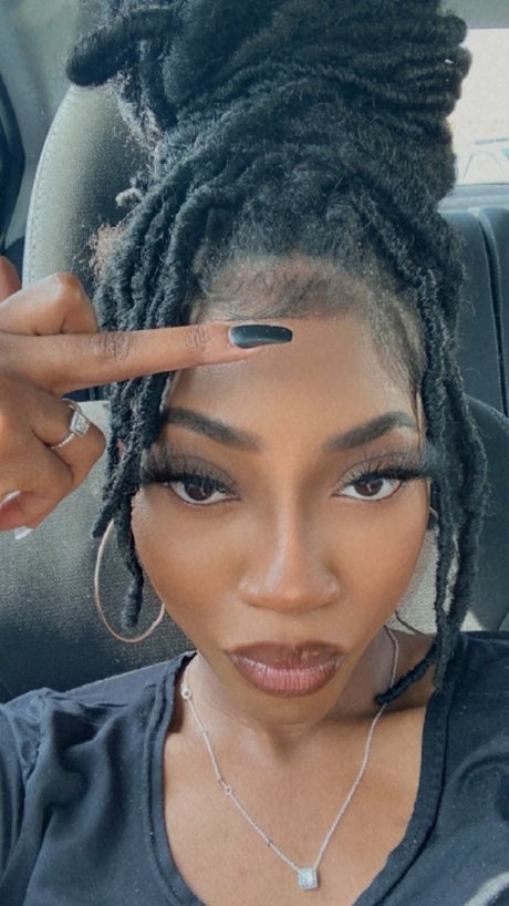 Goddess Maezy beautiful pornstar pic