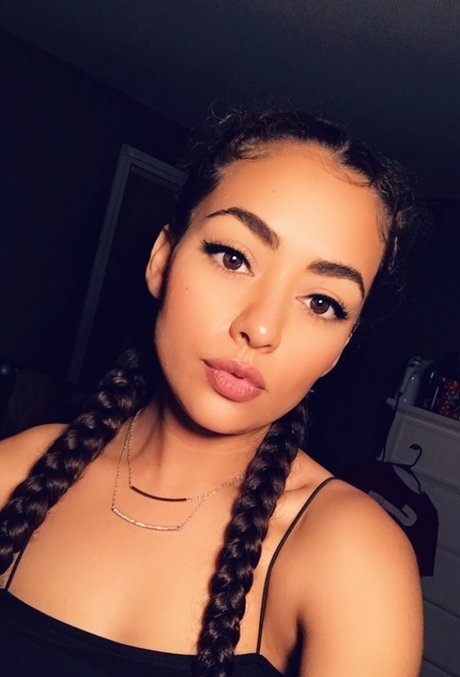 Miss Leigh pornographic model galleries