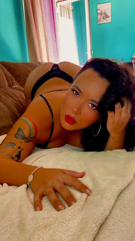 NenaDiAmante model pic