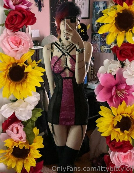 ittybittyloli top profile image