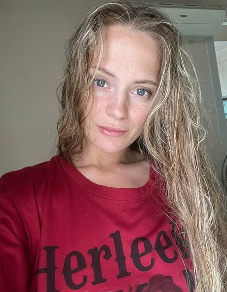 xgoodgirl1x naked star image