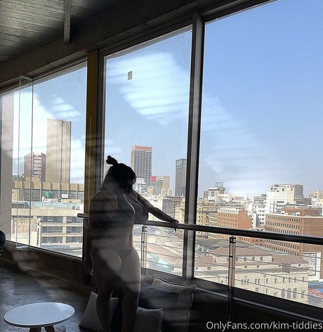 curvy nude onlyfans erotic image