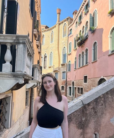 Josie L profile image