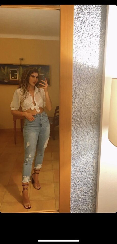 Itzel25_ top profile image