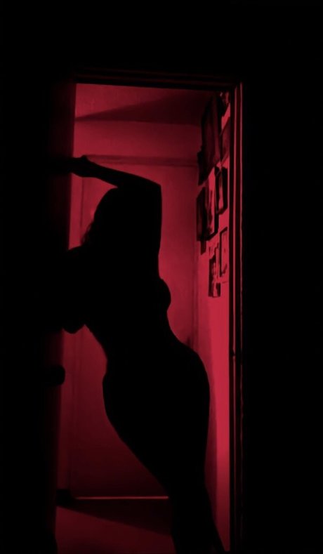 sar eliii model naked picture