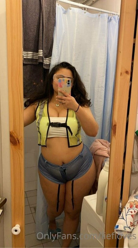 Liefloves pretty model image