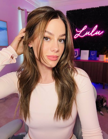 LuluLuvely high quality star photos