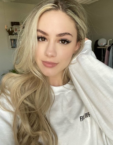 LuluLuvely model adult pictures