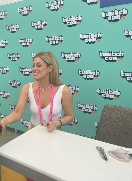 LuluLuvely model hot photo