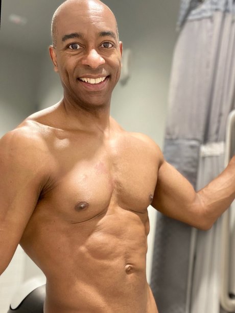 NudeGuyYoga model sexy pics