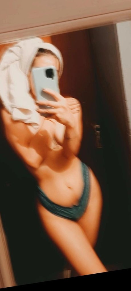 Peonia model nude pic