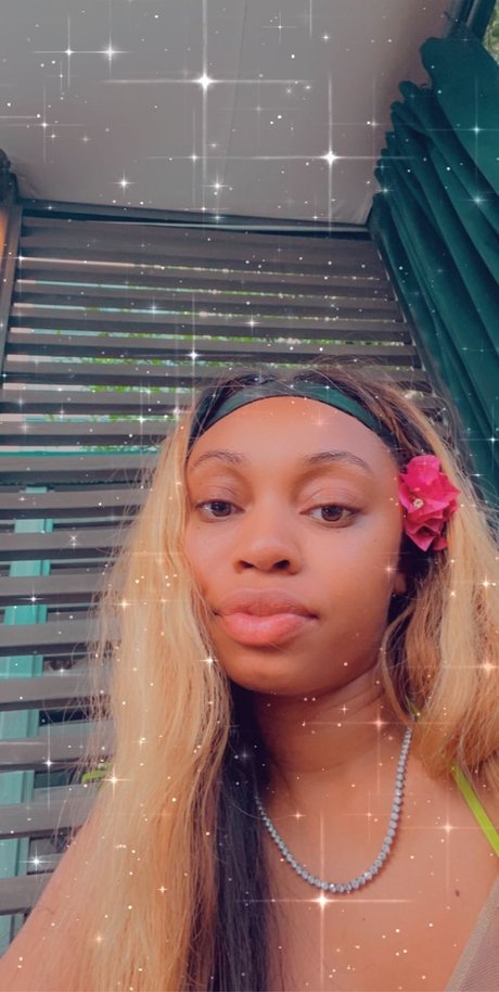 Platinum Diamond Lips nudes star img