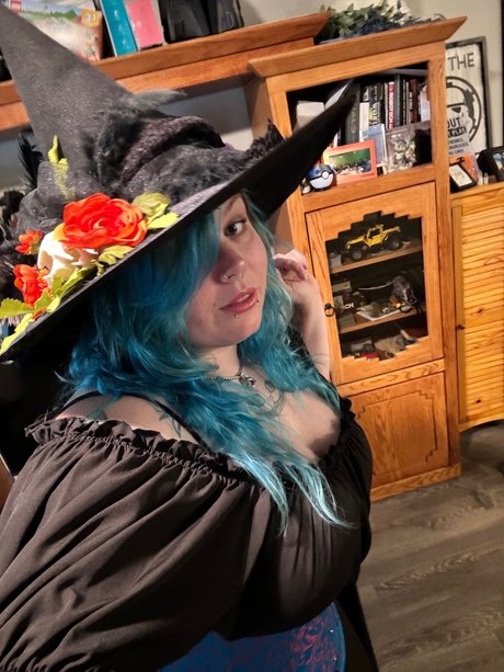 QueenBeeStingz sex model photo