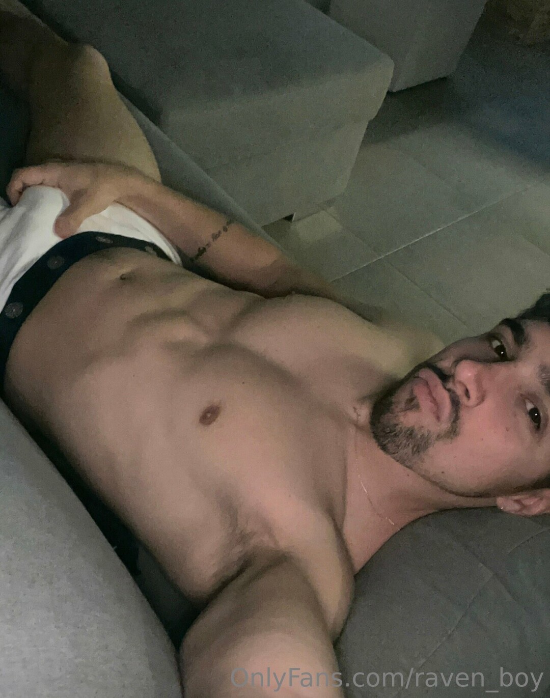 R VEN model sexy pic