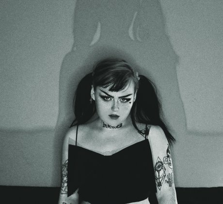 manicfoxymoron_ beautiful model image