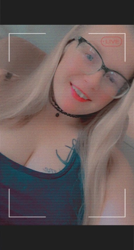 Blonde Beauty pornographic star pics