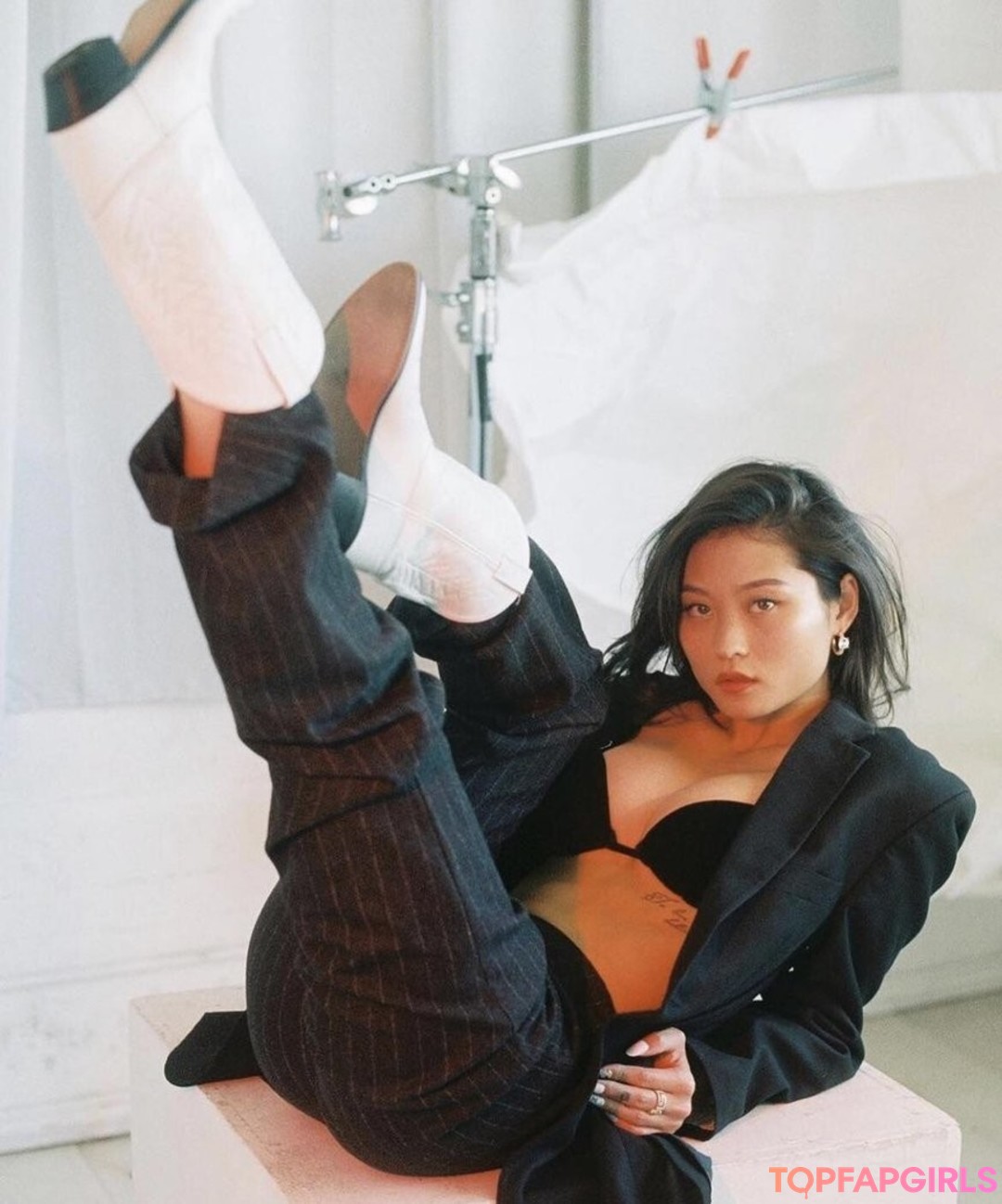 Mae Col naked actress pic