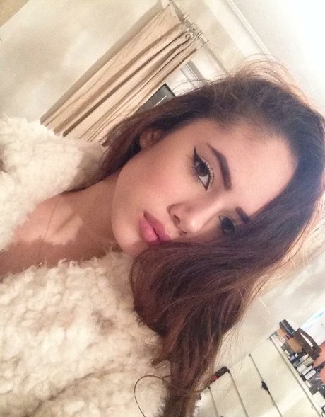 Saoirse Alicia Behzadi model sex pic