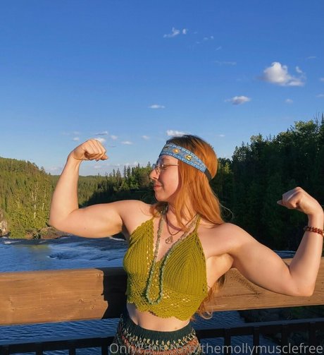 themollymuscle pretty model img