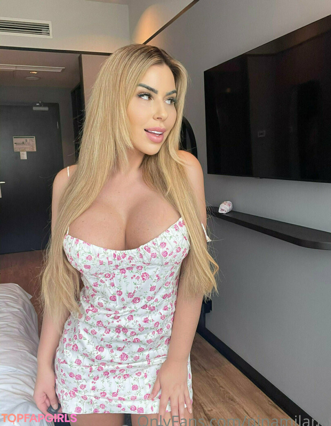 missninavip model nude images