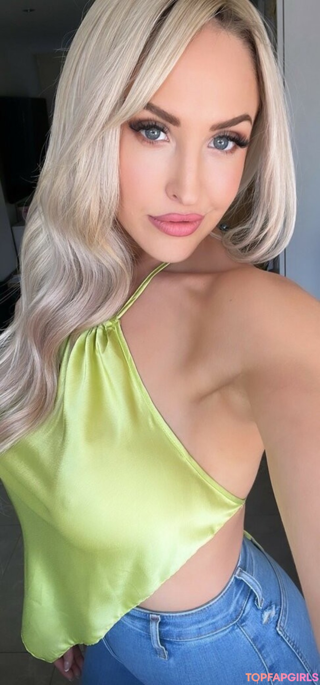 blonde trans onlyfans pornos pictures