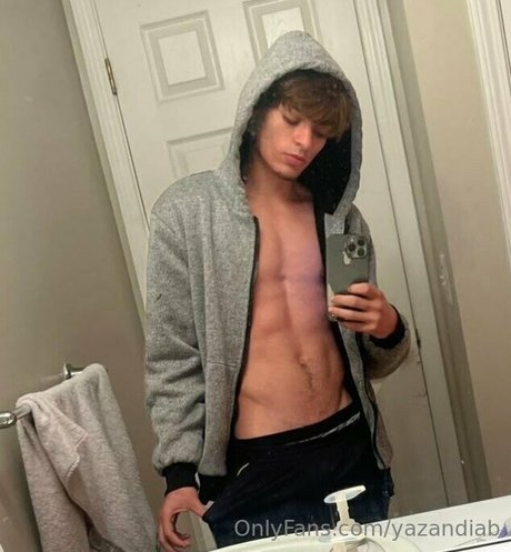 yazandiab exclusive model image