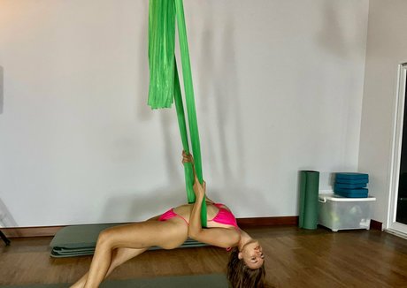 tarina pretty model naked photos