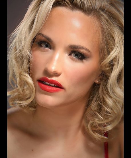 Phillipa Sharples nude star images