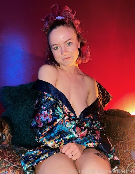 junestrawberriesfree exclusive actress photo