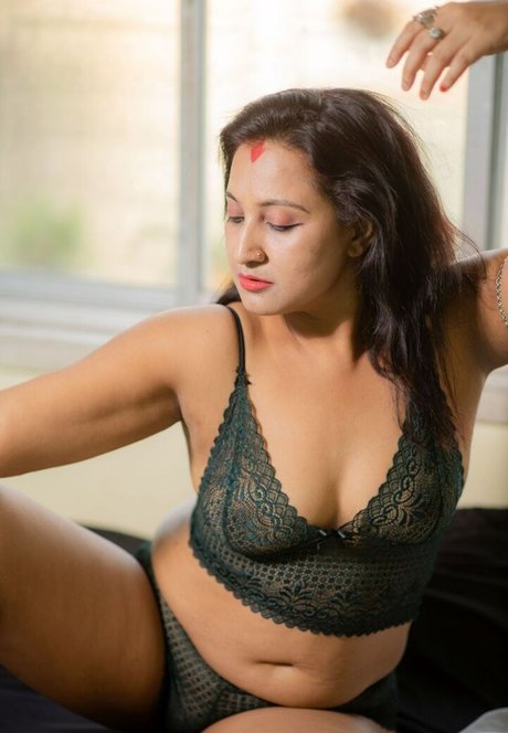 Mili Debnath Nude hd model picture