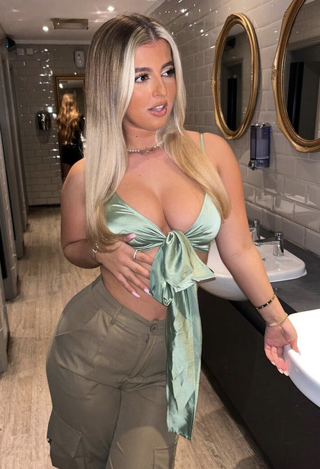 Izzy Taffs model free pictures