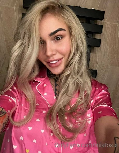 miafoxie top profile image