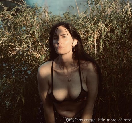 rosiefinchgirl top profile image