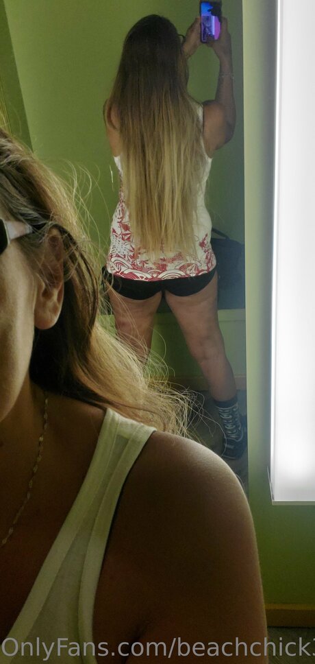 Beach Chick 321 erotic actress img