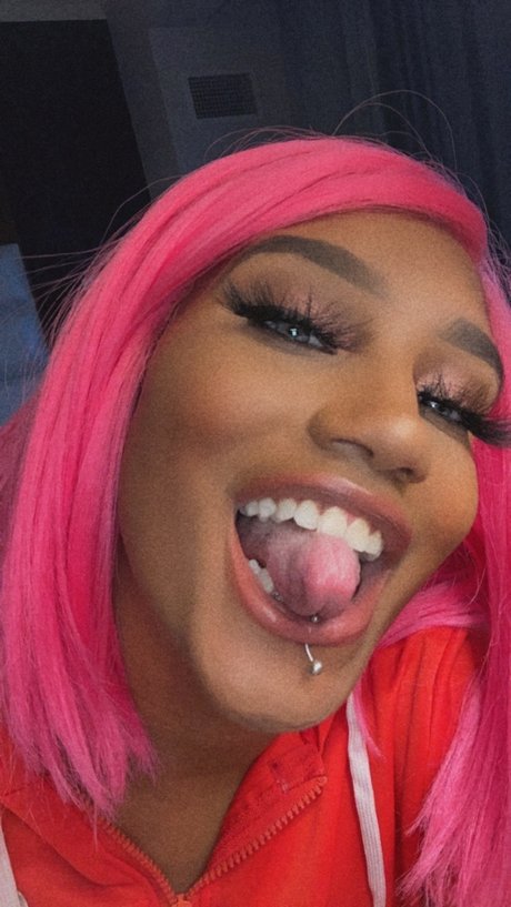 QueenButterCup erotic star image